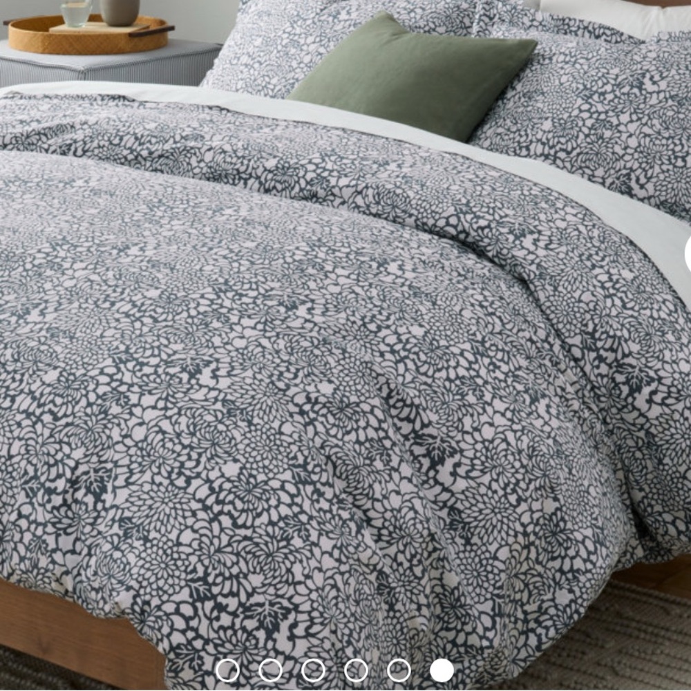 Garnet Hill Mums Hemstitched Pima Cotton Percale Twin navy and white duvet cover